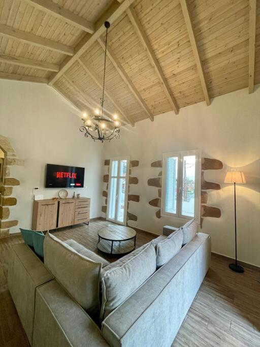 Villa Eftychia Serene Getaway With Hot Tub In A Quiet Location Kíssamos Екстериор снимка