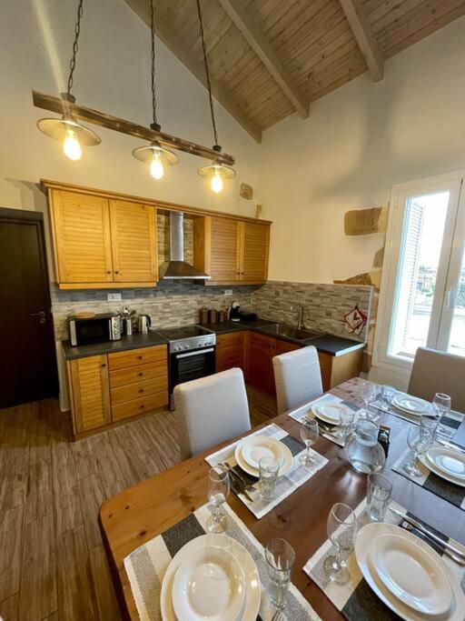 Villa Eftychia Serene Getaway With Hot Tub In A Quiet Location Kíssamos Екстериор снимка