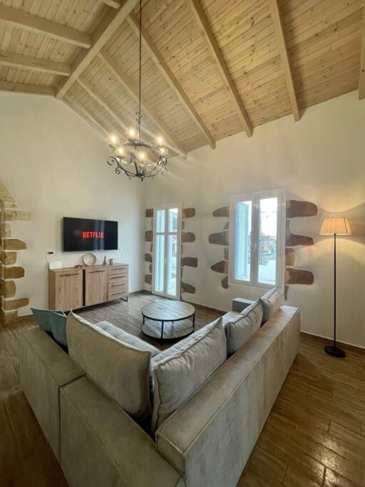 Villa Eftychia Serene Getaway With Hot Tub In A Quiet Location Kíssamos Екстериор снимка
